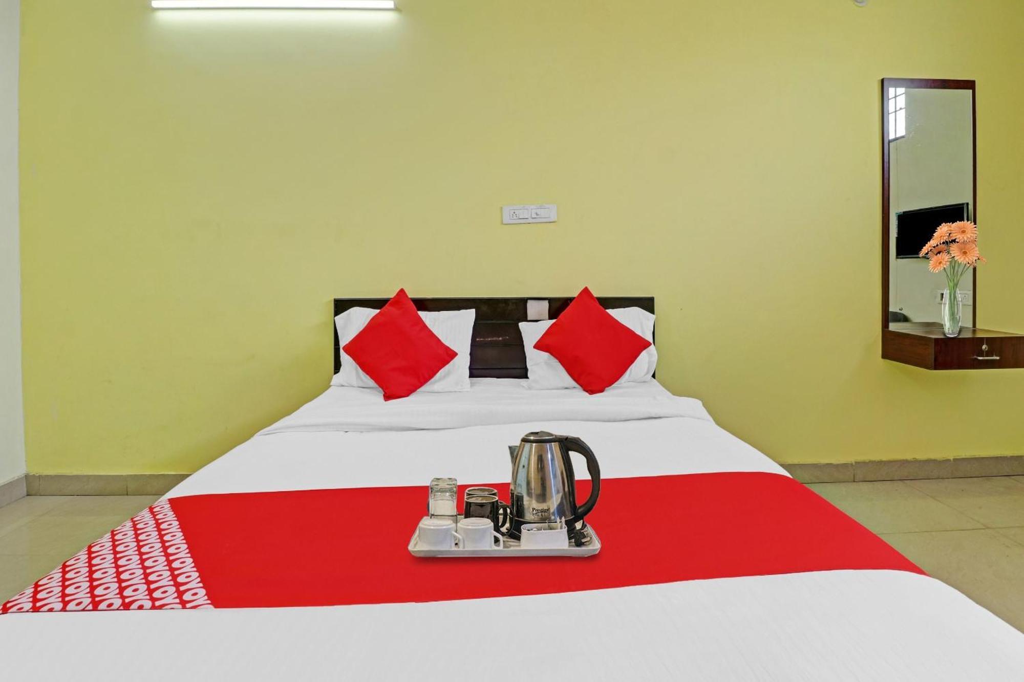 Hotel O Lakshmi Sri Deluxe Boarding & Lodgeing Kumbalgod エクステリア 写真