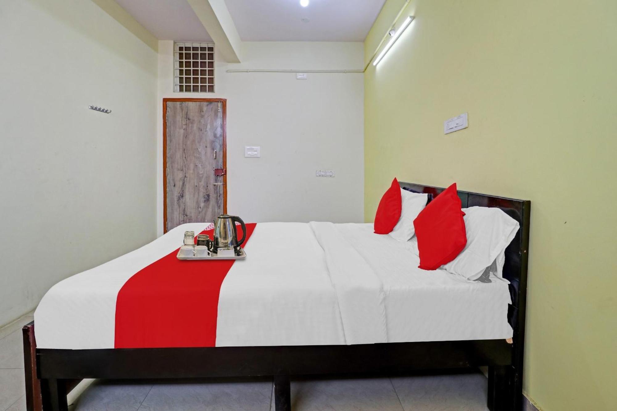 Hotel O Lakshmi Sri Deluxe Boarding & Lodgeing Kumbalgod エクステリア 写真