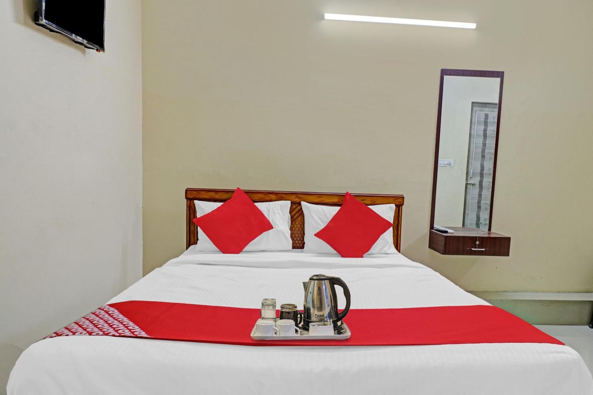 Hotel O Lakshmi Sri Deluxe Boarding & Lodgeing Kumbalgod エクステリア 写真